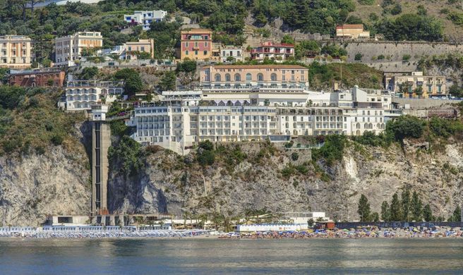 Lloyd's Baia Hotel Exterior