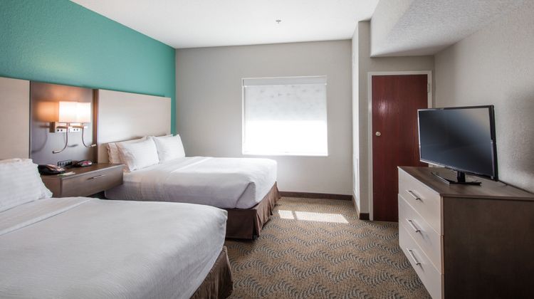 Holiday Inn Hotel & Suites Suite