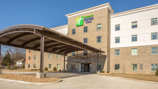 Holiday Inn Express & Suites Shawnee