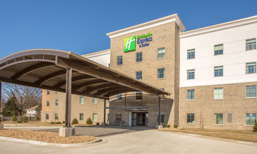 Holiday Inn Express & Suites Shawnee