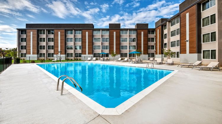 Holiday Inn Express Airport Expo Center Pool