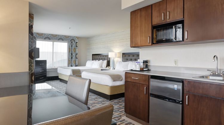 Holiday Inn Express Hotel & Suites Suite
