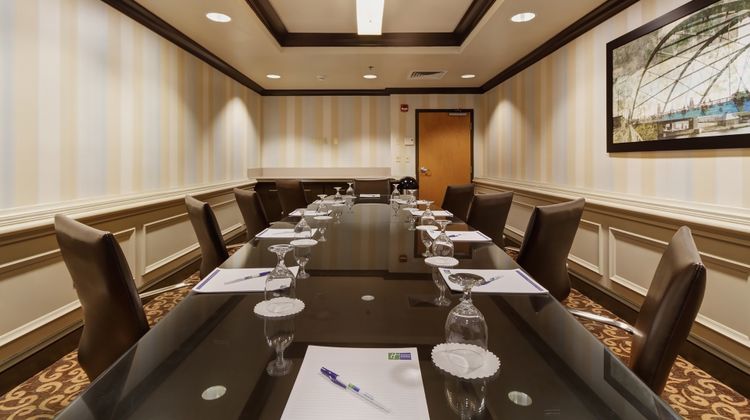 Holiday Inn Express Hotel & Suites Meeting