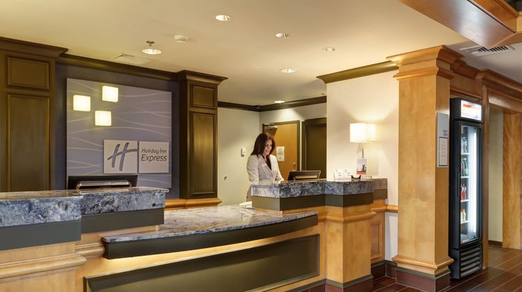 Holiday Inn Express Hotel & Suites Lobby