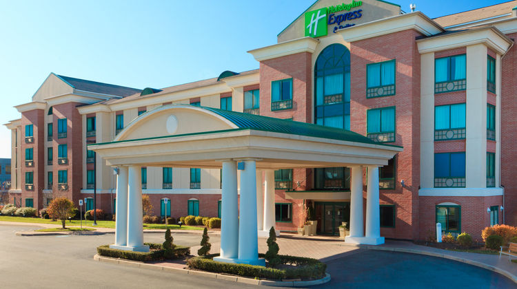 Holiday Inn Express Hotel & Suites Exterior