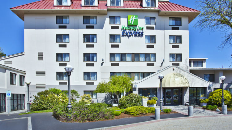 Holiday Inn Express Boston-Waltham Exterior