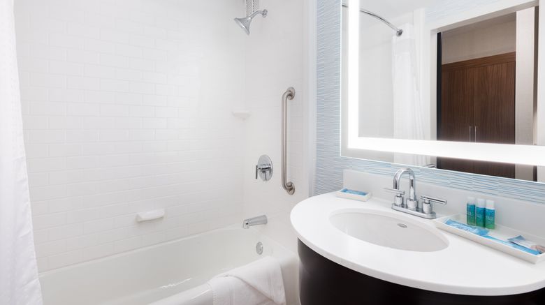 <b>Holiday Inn Express Boston-Waltham Room</b>. Images powered by <a href="https://www.leonardoworldwide.com/" title="Leonardo Worldwide" target="_blank">Leonardo</a>.
