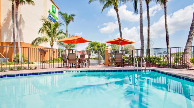 Holiday Inn Express & Suites FLL Arpt W Pool