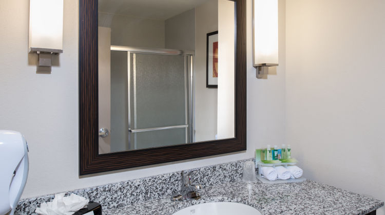 Holiday Inn Express & Suites Wichita Room