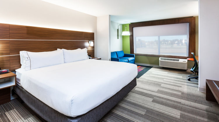Holiday Inn Express & Suites Tulsa West Room