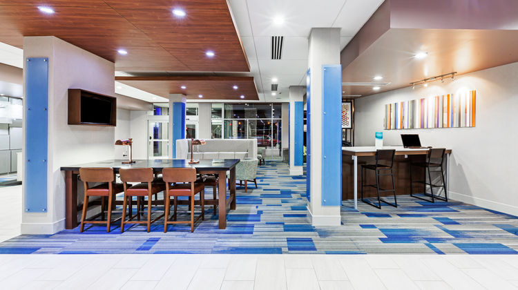 Holiday Inn Express & Suites Tulsa West Lobby