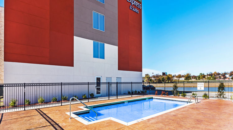 Holiday Inn Express & Suites Tulsa West Pool