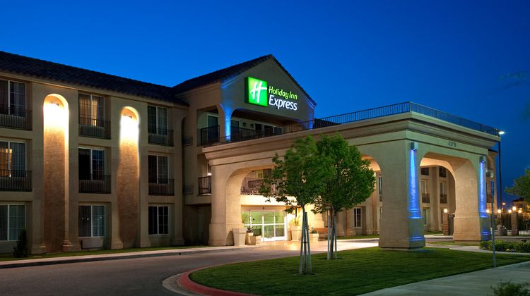 Holiday Inn Express Lancaster Exterior
