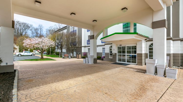 Holiday Inn Express Hotel & Suites Exterior