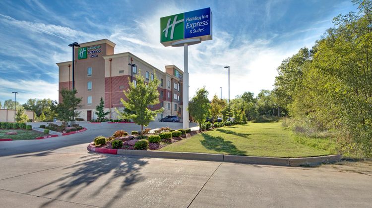 Holiday Inn Express & Suites OKC North Exterior