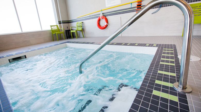 <b>Holiday Inn Hotel & Suites Calgary South Pool</b>. Images powered by <a href="https://www.leonardoworldwide.com/" title="Leonardo Worldwide" target="_blank">Leonardo</a>.