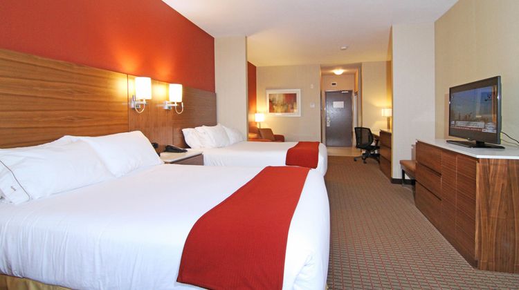 Holiday Inn Express & Suites NW Suite