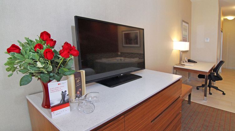 Holiday Inn Express & Suites NW Suite