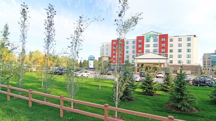 Holiday Inn Express & Suites NW Exterior