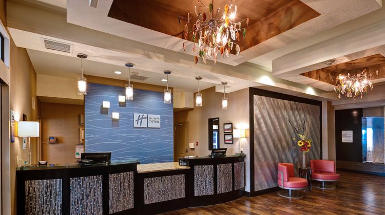 Holiday Inn Express & Suites Wichita Lobby