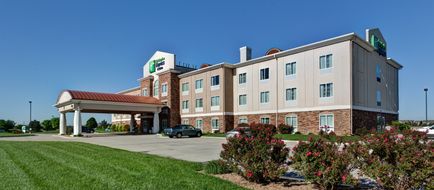 Holiday Inn Express & Suites Wichita Exterior