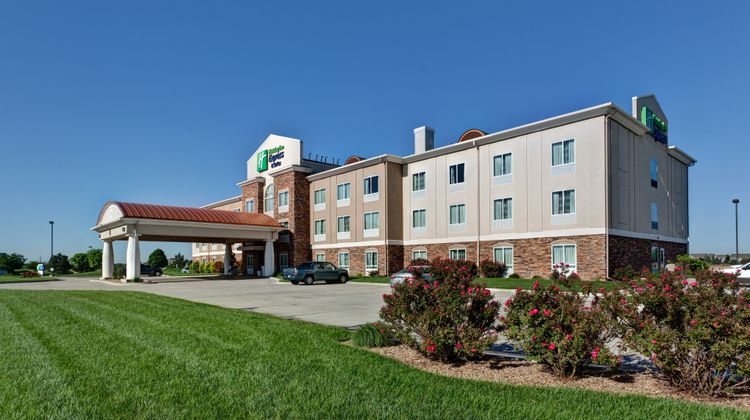Holiday Inn Express & Suites Wichita Exterior