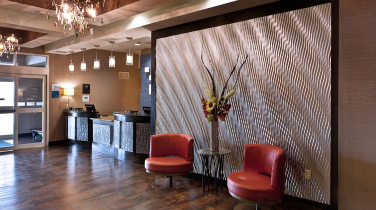 Holiday Inn Express & Suites Wichita Lobby