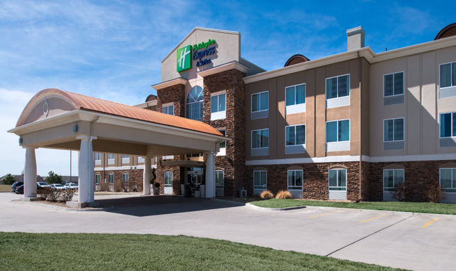 Holiday Inn Express & Suites Wichita Exterior