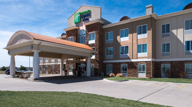 Holiday Inn Express & Suites Wichita Exterior