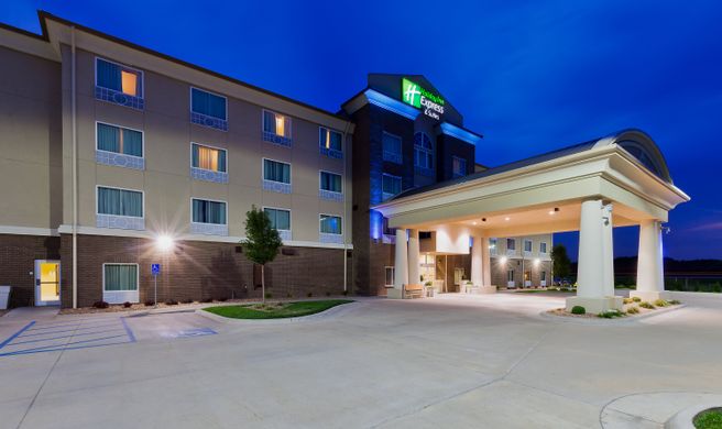 Holiday Inn Express Suites Salina Exterior