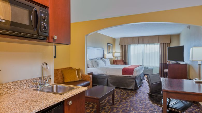 <b>Holiday Inn Express Suites Salina Suite</b>. Images powered by <a href="https://www.leonardoworldwide.com/" title="Leonardo Worldwide" target="_blank">Leonardo</a>.