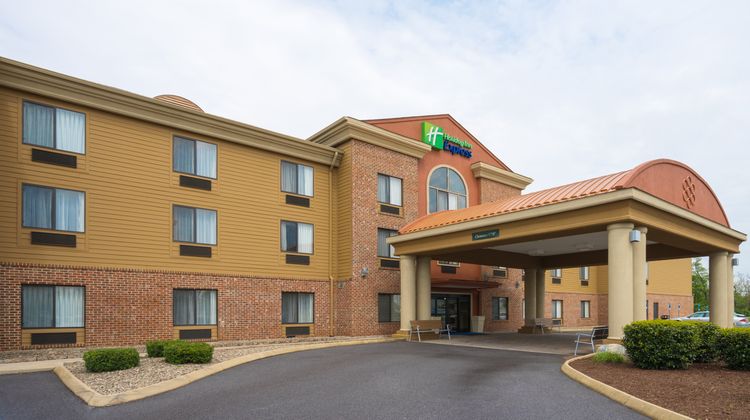 Holiday Inn Express Charles Town Exterior