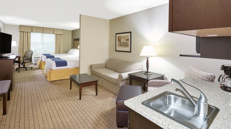 Holiday Inn Express Madison-Verona Suite