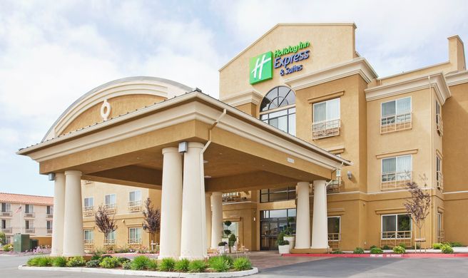 Holiday Inn Express & Suites Exterior