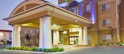 Holiday Inn Express & Suites Exterior