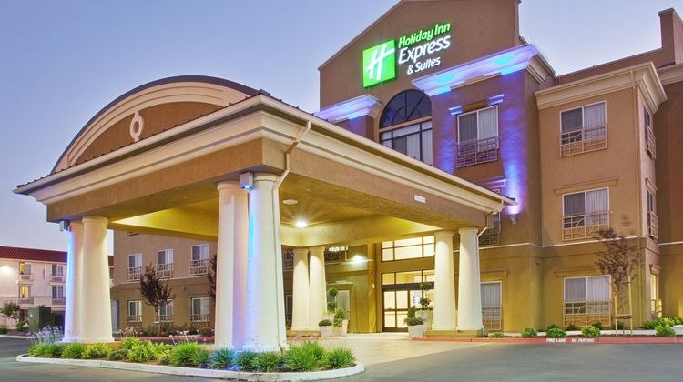 Holiday Inn Express & Suites Exterior