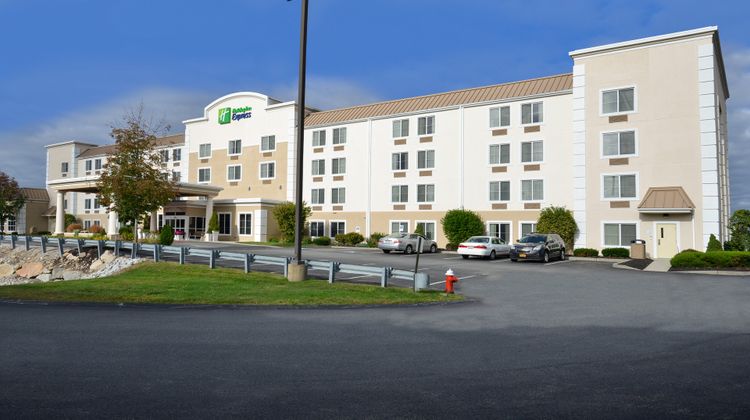 Holiday Inn Express Milford Exterior