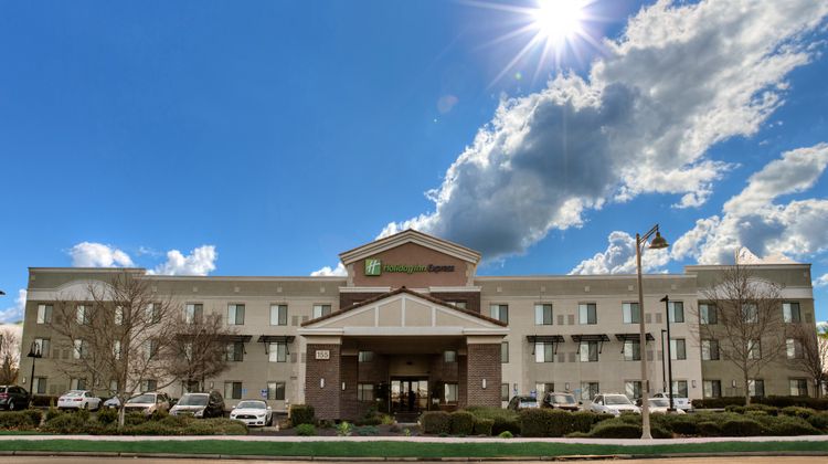 Holiday Inn Express Hotel & Suites Exterior