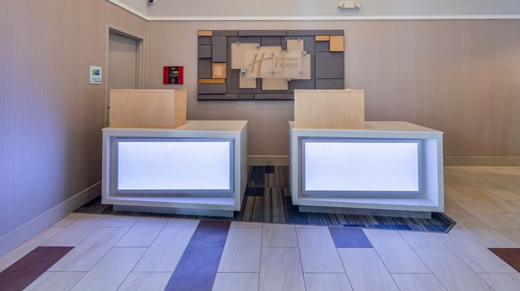 Holiday Inn Express Sunnyvale Lobby