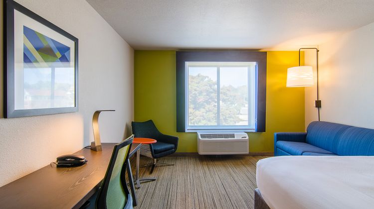 Holiday Inn Express & Suites Atchison Room