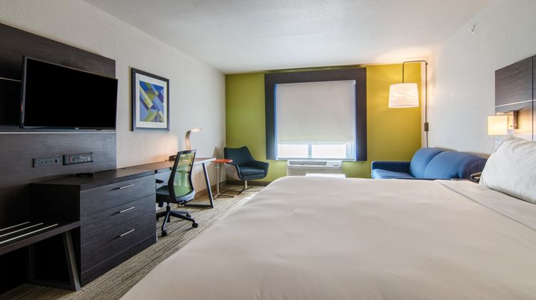 Holiday Inn Express & Suites Atchison Room