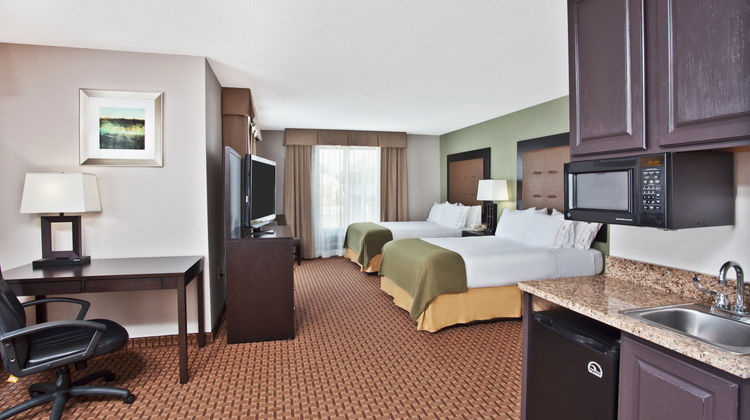 Holiday Inn Express Suites Suite