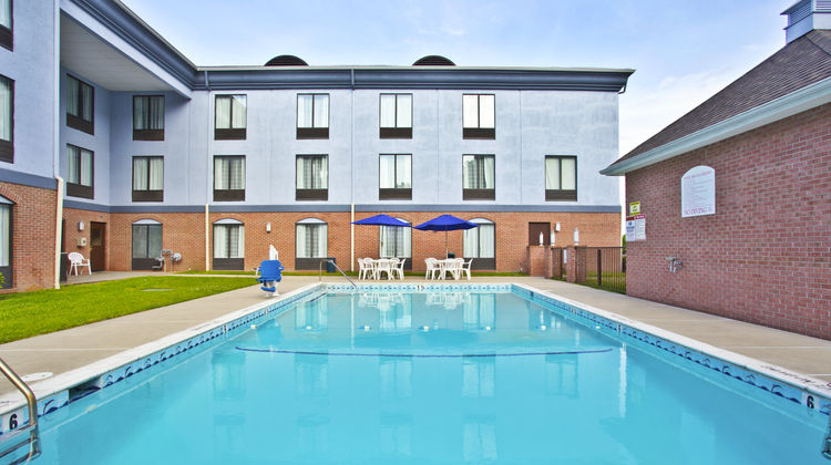 Holiday Inn Express Suites Pool
