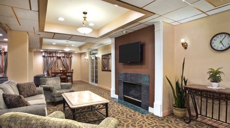 Holiday Inn Express Suites Lobby