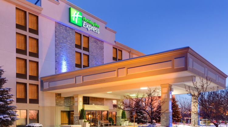 Holiday Inn Express Flint-Campus Area Exterior