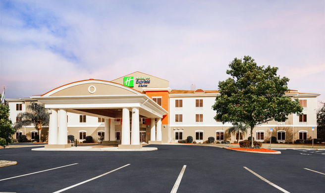 Holiday Inn Express Hotel & Suites Exterior
