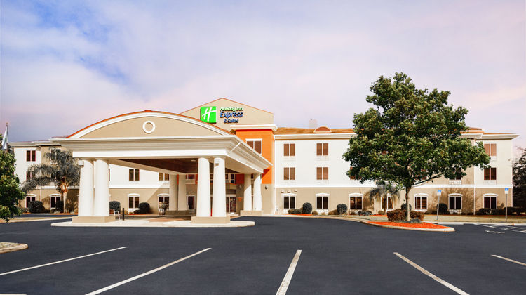 Holiday Inn Express Hotel & Suites Exterior