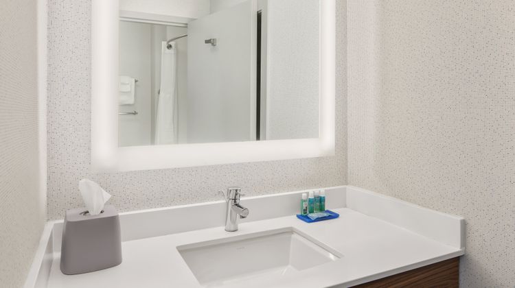 Holiday Inn Express Sacramento Airport Suite