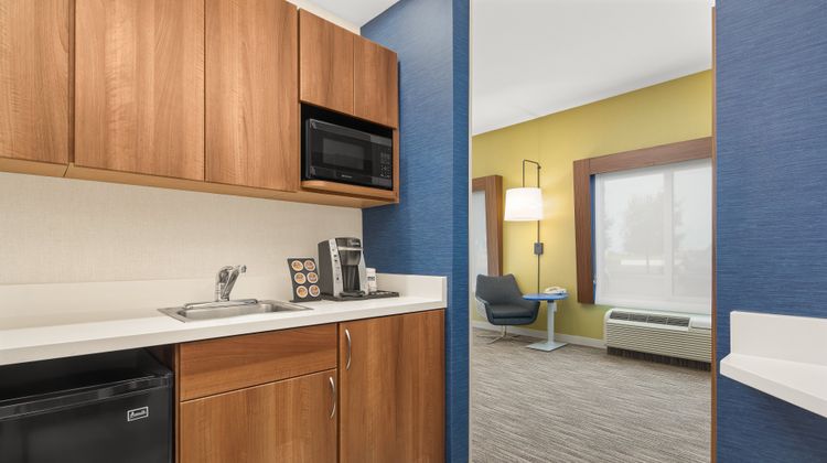 Holiday Inn Express Sacramento Airport Suite