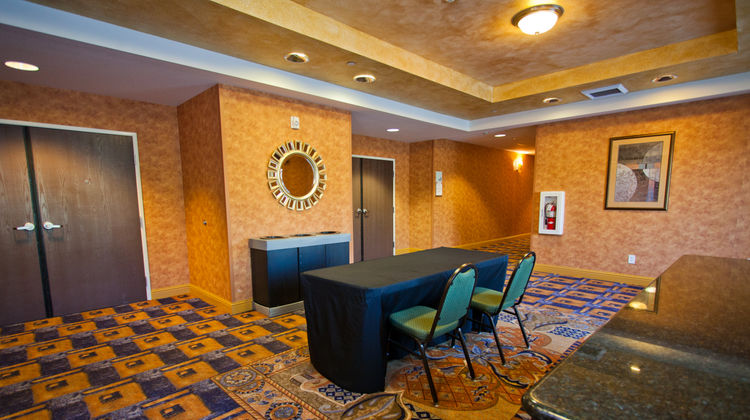 Holiday Inn Express Hotel & Suites Meeting